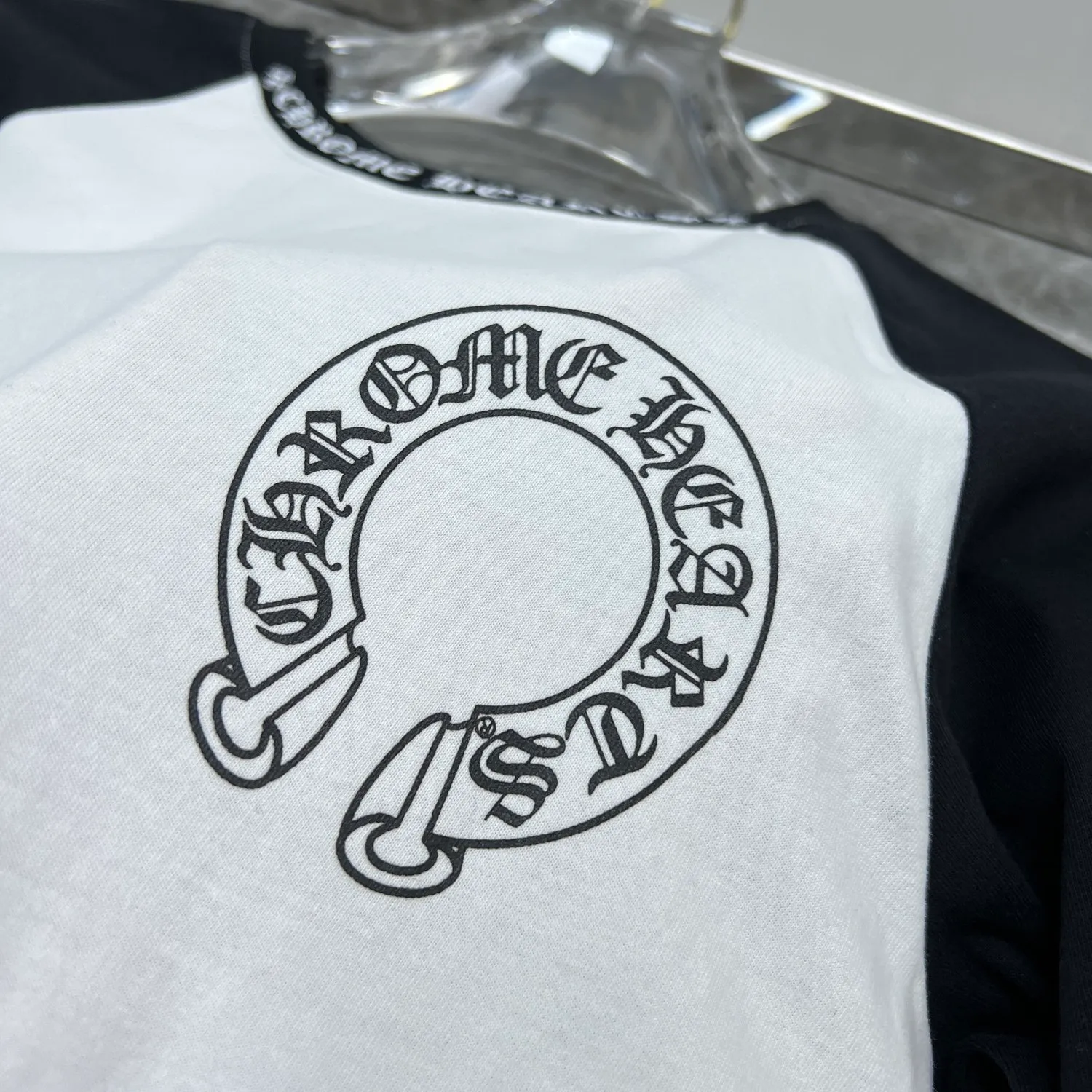 P160 Chrome Hearts 🍁Long T Series🍁 Available simultaneously at counters❤️The fabrics are fully upgraded! ! Crowe's black and white lettered large horseshoe color-blocking long-sleeved T. Printed and dyed with imported environmentally friendly glue. Re-engraved version 1:1 high weight original fabric 🌈Recommended color: black and white color-blocking🌈 Size: S, M, L, XL